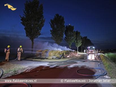 Wegafsluiting door stapel hooibalen in brand