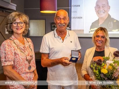 Wijkagent Johan van Oeveren uit Sommelsdijk ontvangt gemeentepenning