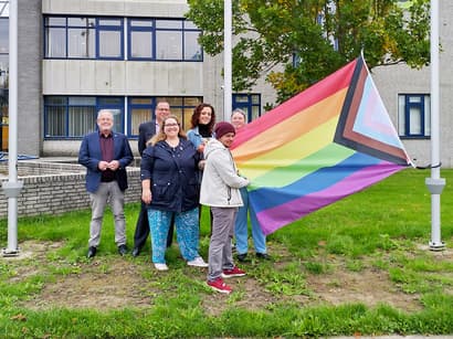 Regenboogvlag wappert bij gemeentehuis Goeree-Overflakkee op Coming-Outdag