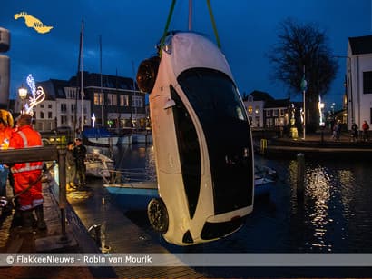 Auto neemt duik in de haven van Middelharnis