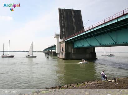 Lange files door storing Haringvlietbrug