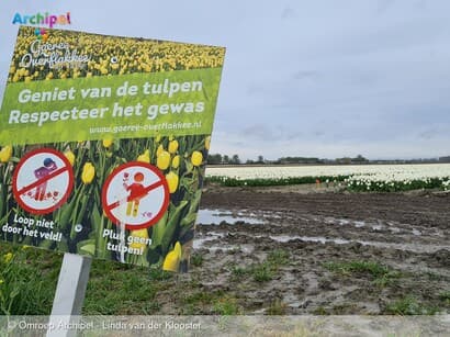 Waarschuwingsbordjes bij tulpenvelden