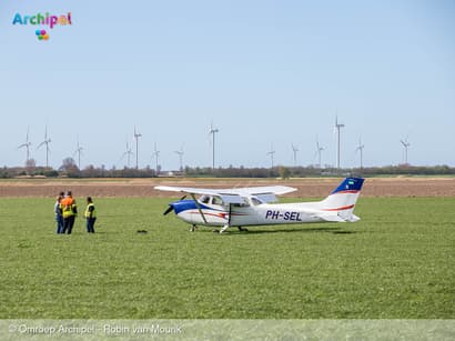 Sportvliegtuig maakt noodlanding in weiland