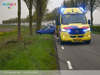 Auto vliegt uit de bocht in de polder