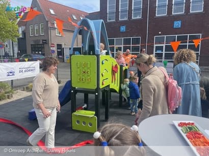 Ouderraad en ondernemers realiseren nieuw speeltoestel voor peuterspeelzaal