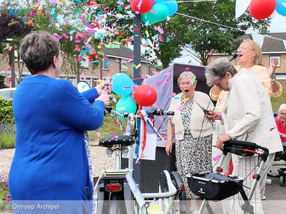Feestelijke ingebruikname van rolstoelfiets en muziekzuil bij De Vliedberg