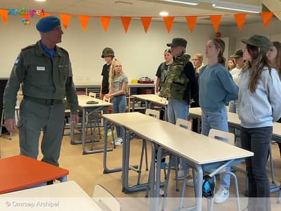 Veteraan Aloys Bijl onderwijst jongeren over veteranen en de impact van pesten
