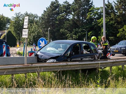 Bestuurder raakt onwel en botst tegen vangrail