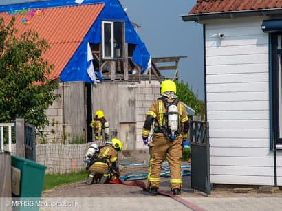 Brand op zolder van schuur in opbouw in Herkingen