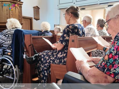 Bewoners De Vliedberg met burgemeester naar de kerk