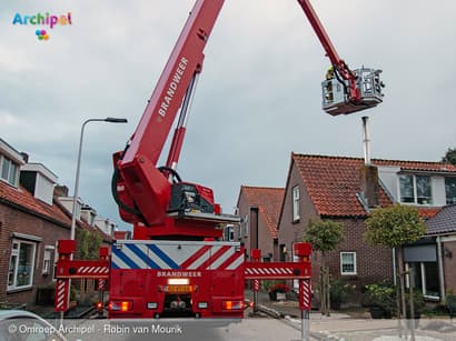 Vlammen uit schoorsteen, brandweer rukt uit