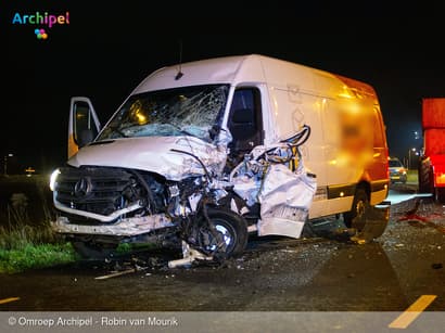 Flinke ravage door botsing tussen bestelbus en tractor