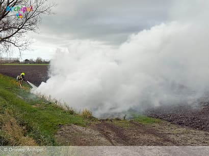 Auto van de dijk en in brand bij Herkingen