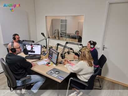 Radiopresentator en gezin wandelen mee in strijd tegen dementie