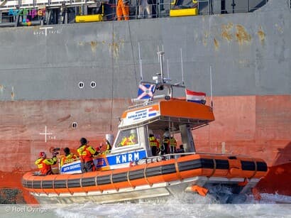 KNRM-redders van Stellendam bezorgen kerstbroden aan zeelui voor de kust