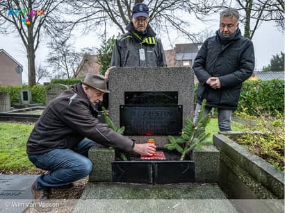 Wethouder Van Putten ontsteekt lichtjes bij oorlogsgraven