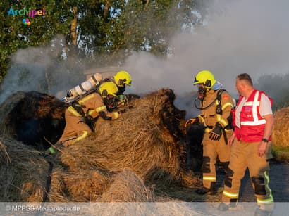 Brandweer blust hooibrand bij Oude-Tonge
