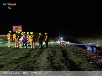 Auto raakt te water, bestuurder gewond naar ziekenhuis