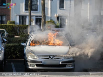 Brand verwoest auto op parkeerplaats