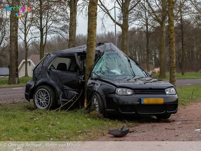 Automobilist zwaargewond na botsing tegen boom
