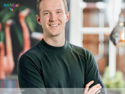 Aanvoerder Rowan Hullegie beleeft kampioenswedstrijd vanaf de bank