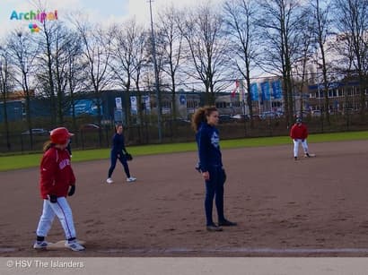 Softbal vrouwenteam boekt overtuigende overwinning in voorbereidingswedstrijd