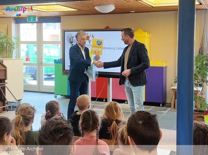 Wethouder weer even voor de klas bij CBS Het Kompas