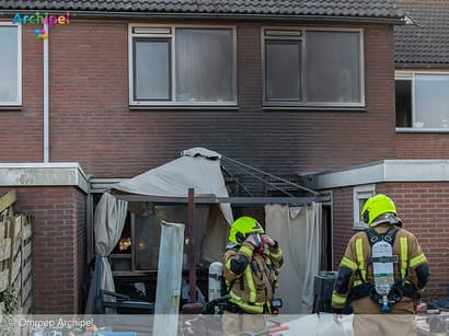 Brand in achtertuin van woning veroorzaakt flinke schade