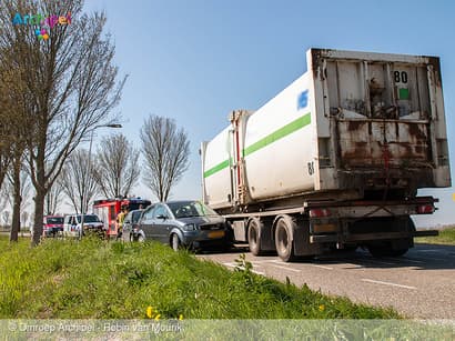 Botsing bij afslag milieustraat: één gewonde naar ziekenhuis