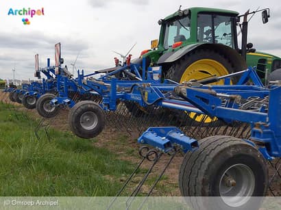Demonstratie van gigantische landbouwmachines om onkruid te wieden
