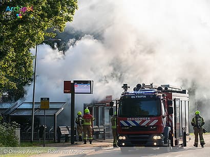 Fiets en overkapping beschadigd door brand