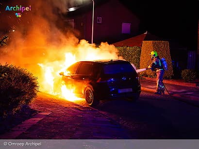 Brandweer rukt 's nachts uit voor autobrand
