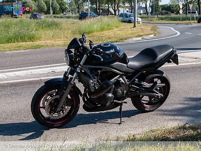 Motorrijder gewond na val bij rotonde
