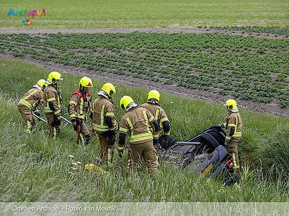 Auto te water: inzittenden lopen naar N57 om hulp te zoeken