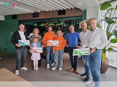 Overhandiging cheques Tulpenwandeltocht