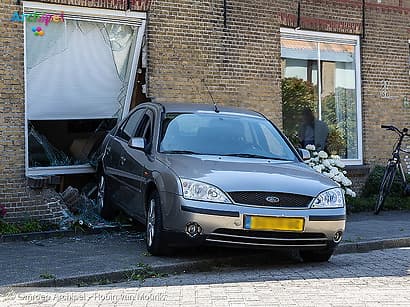 Automobilist rijdt eigen gevel aan puin