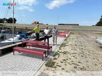 RGO College doneert picknicktafels aan haven Battenoord