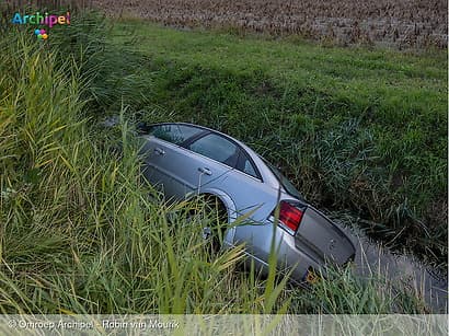 Auto in sloot zorgt voor onnodige inzet hulpdiensten