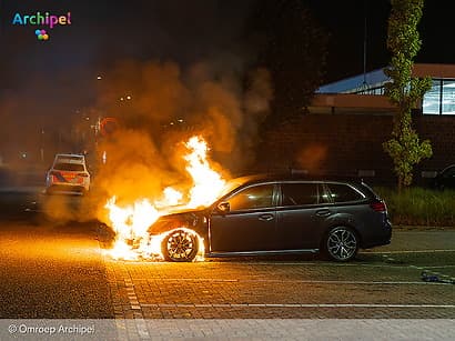 Auto uitgebrand tegenover brandweerkazerne
