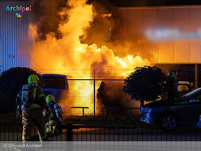 Auto volledig uitgebrand, drie andere voertuigen beschadigd