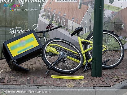 Maaltijdbezorger op de fiets gewond na aanrijding