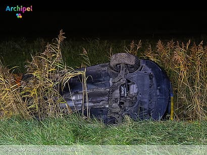 Auto eindigt tussen het riet langs N215