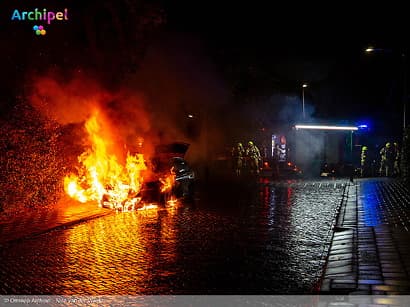 Brandweer blust uitslaande autobrand