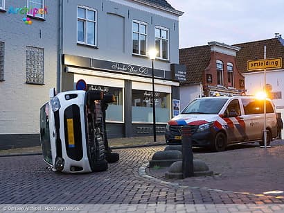 Auto op zijkant na botsing met biggenrug