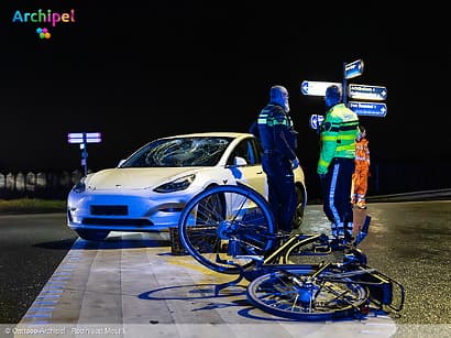 Fietser geschept door auto op de Oudelandsedijk