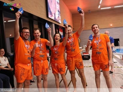 Duikgroep84 opnieuw 2e op NK Onderwatervoetbal en haalt 3.900 euro op voor KiKa