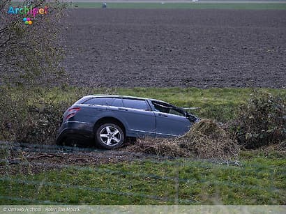 Auto raakt van de Nieuwe Bloksedijk: bestuurder aangehouden