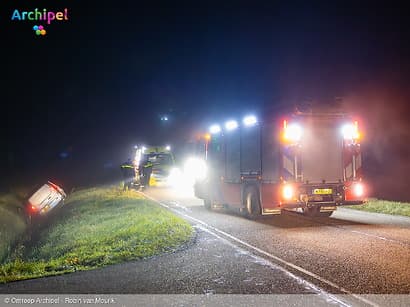 Hulpdiensten rukken uit voor bestelbusje in sloot