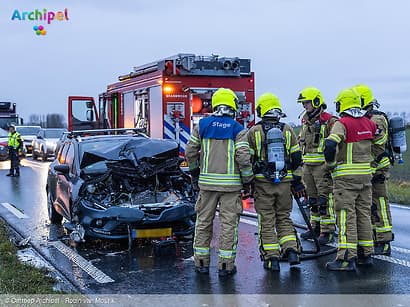 Brand onder de motorkap na kop-staartongeval op de N215