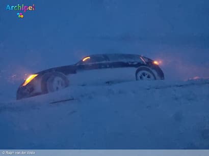 Boer redt automobilisten uit de sneeuw